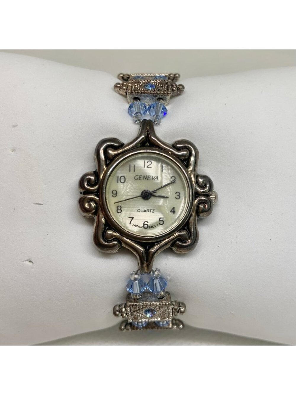 Vintage Geneva women watch 24mm quartz SilverTone blue beaded band 6” running
